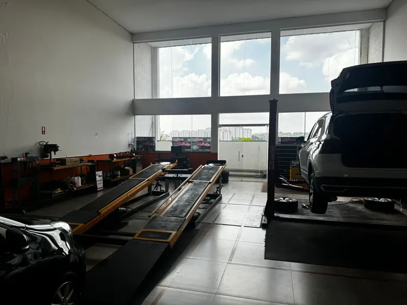 Carro sendo atendido no Centro Automotivo Jundiaí